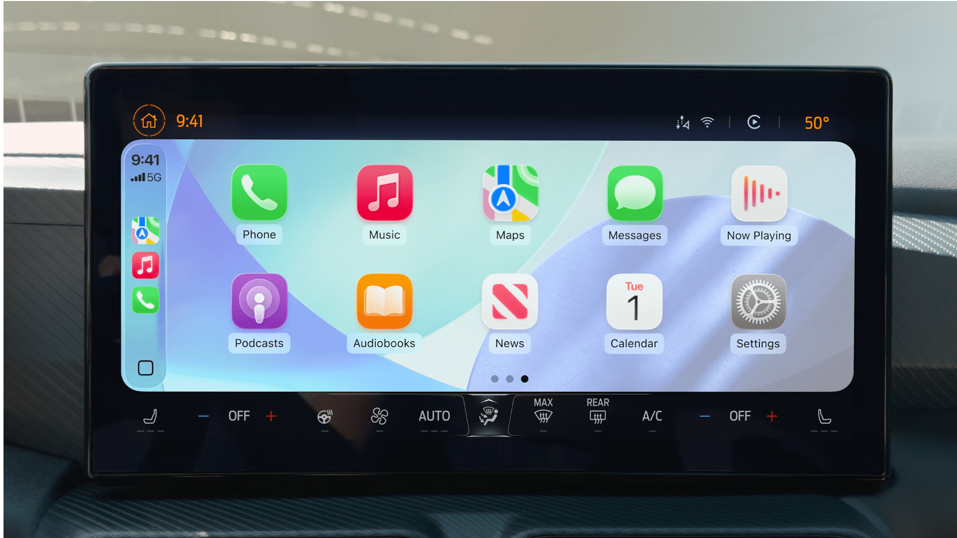Apple CarPlay in iOS 26 light mode interface