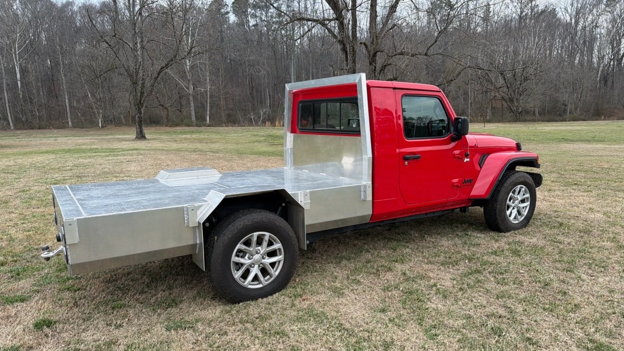 Rear quarter view of Jeep Gladiator with tray bed.