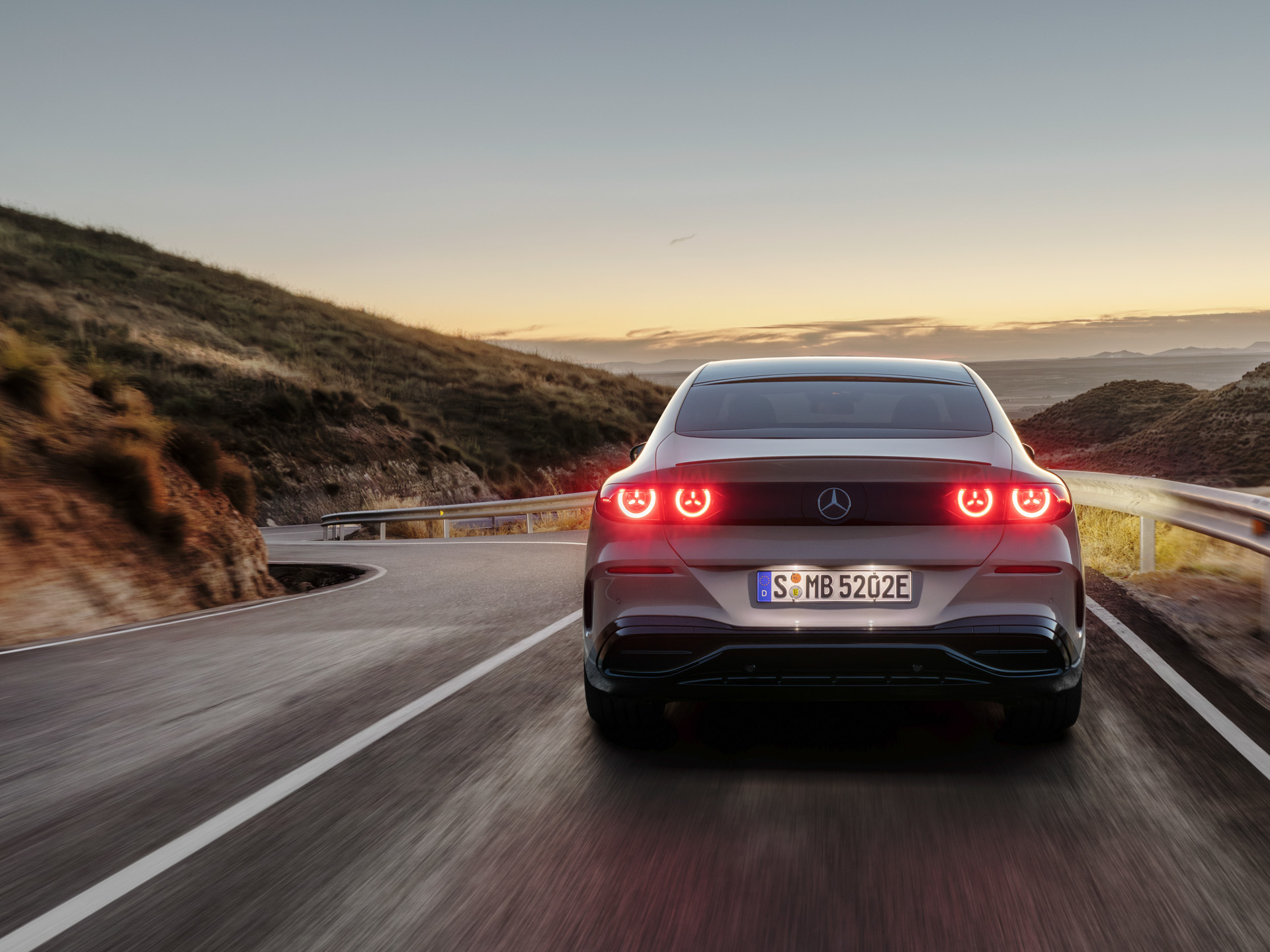 Der neue Mercedes-Benz C 400 4MATIC elektrisch. Mercedes-Benz C 400 4MATIC elektrisch | Energieverbrauch kombiniert: 18,5-14,1 kWh / 100 km | CO2-Emissionen kombiniert: 0 g/km | CO2-Klasse: A Exterieur: AMG Line Plus; lavender silver;Mercedes-Benz C 400 4MATIC elektrisch | Energieverbrauch kombiniert: 18,5-14,1 kWh / 100 km | CO2-Emissionen kombiniert: 0 g/km | CO2-Klasse: A* The all-new Mercedes-Benz C 400 4MATIC electric. Mercedes-Benz C 400 4MATIC electric | Combined energy consumption: 18.5–14.1 kWh/100 km | Combined CO₂ emissions: 0 g/km | CO₂ class: A Exterior: AMG Line Plus; lavender silver;Mercedes-Benz C 400 4MATIC electric | Combined energy consumption: 18.5–14.1 kWh/100 km | Combined CO₂ emissions: 0 g/km | CO₂ class: A*